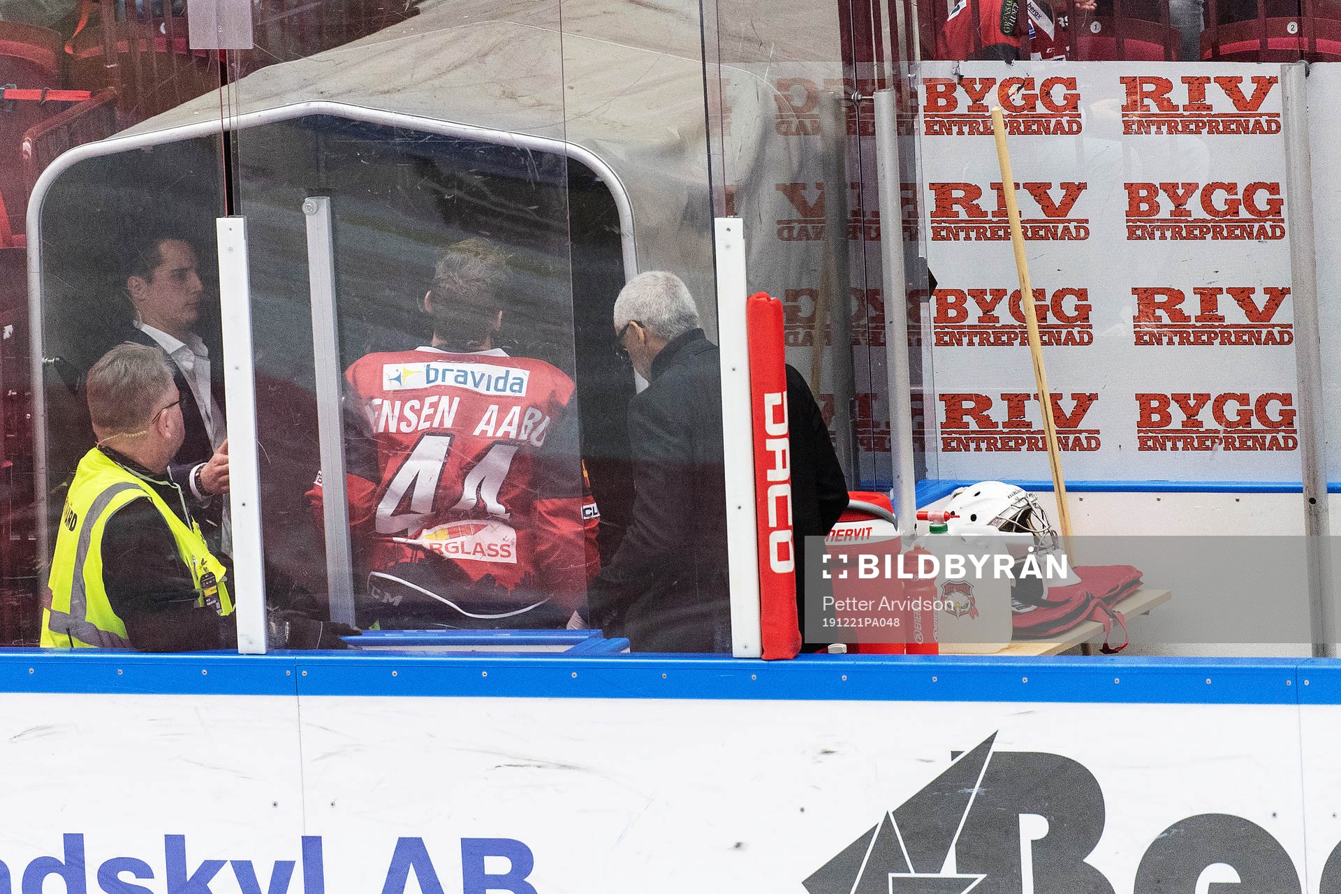 Malmö Redhawks Jesper Jensen Aabo lämnar isen skadad