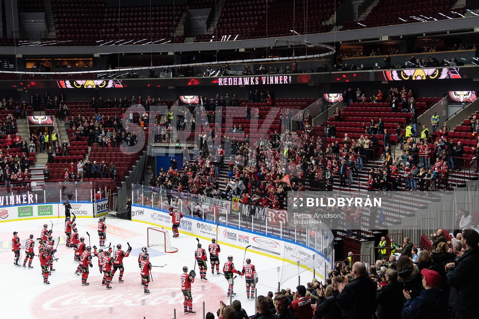 Malmö Redhawks spelare jublar med supportrarna