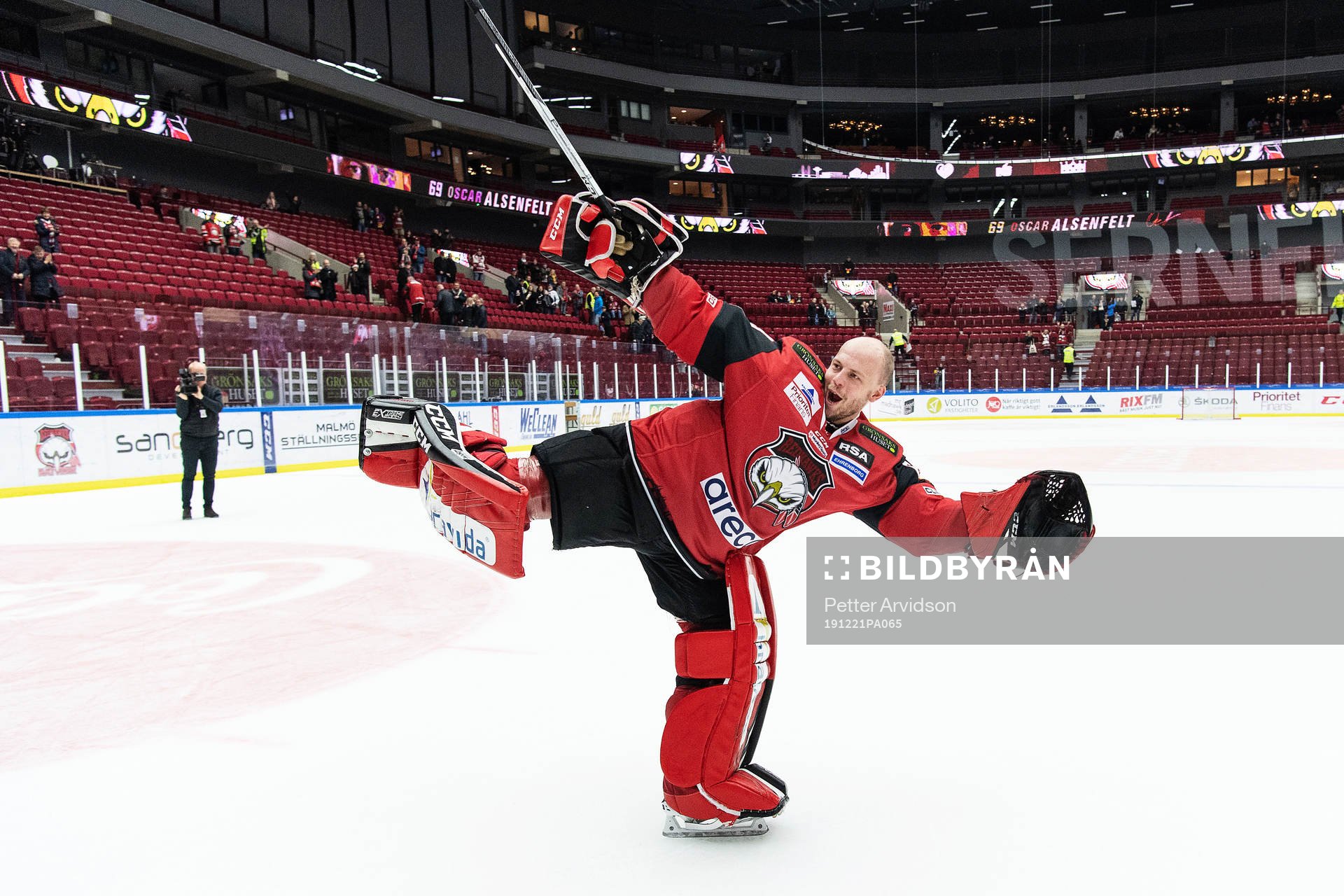 Malmö Redhawks målvakt Oscar Alsenfelt jublar