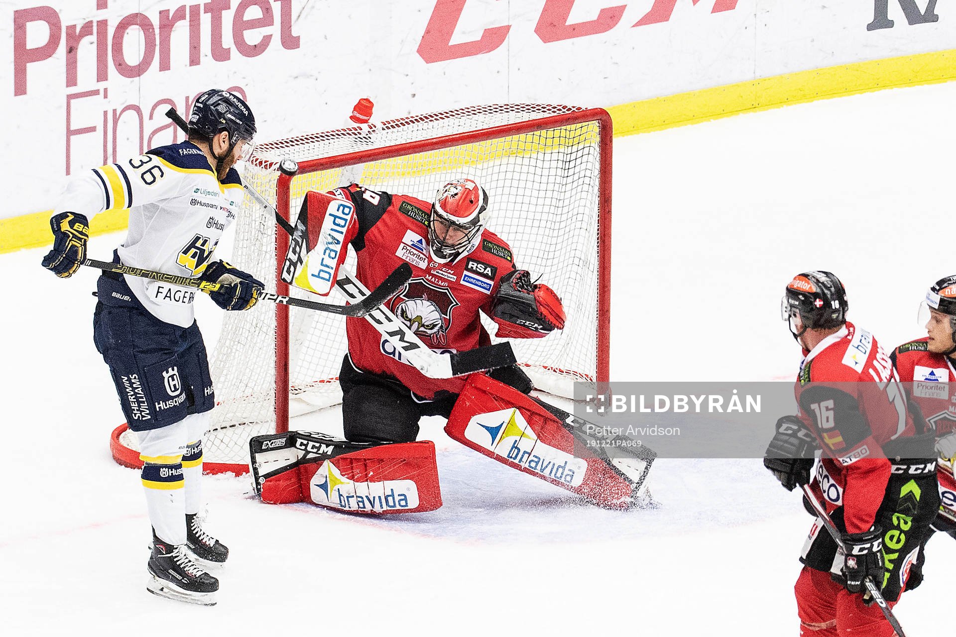 Malmö Redhawks målvakt Oscar Alsenfelt med en räddning