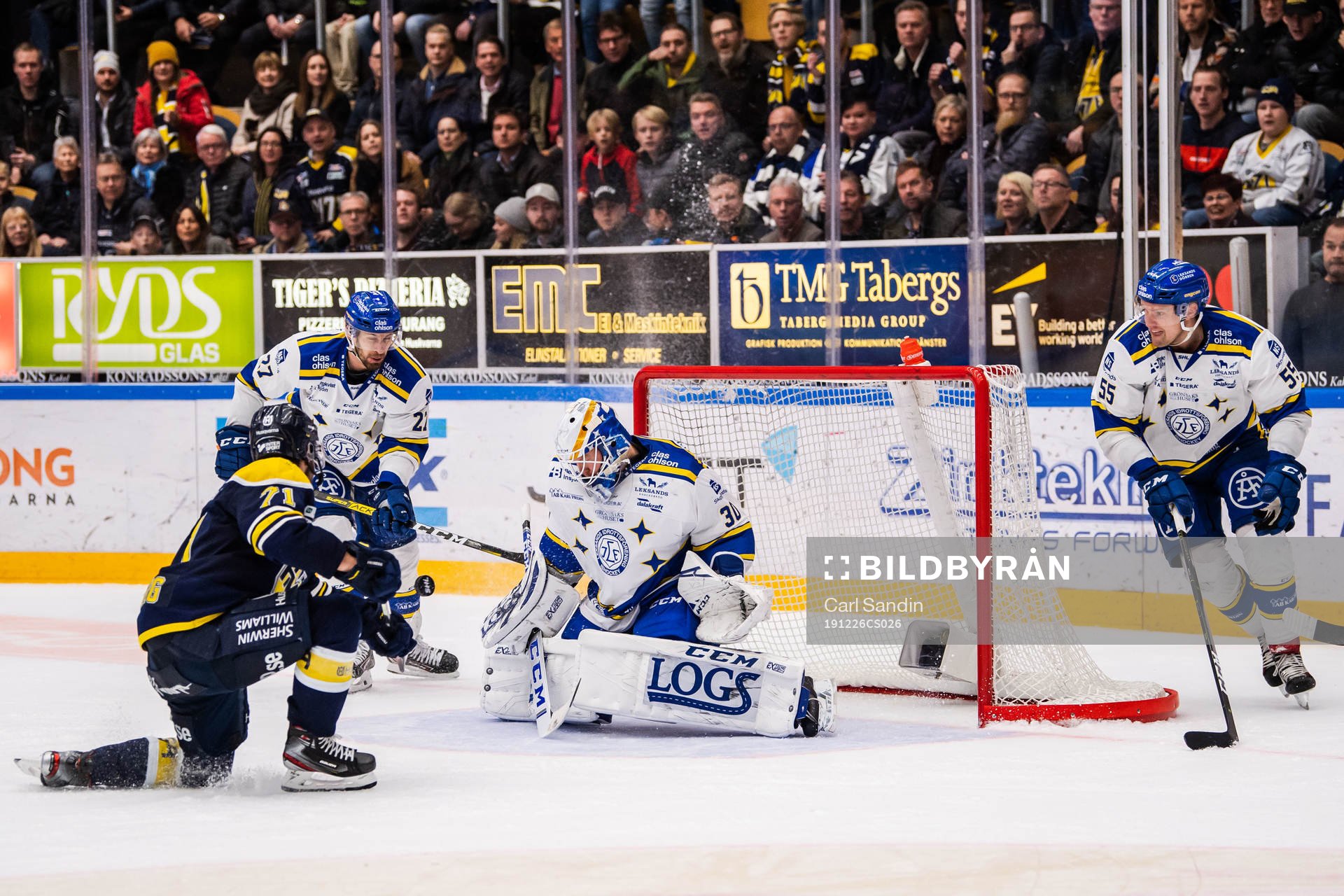 s Linus Fröberg mot Leksands målvakt Janne Juvonen