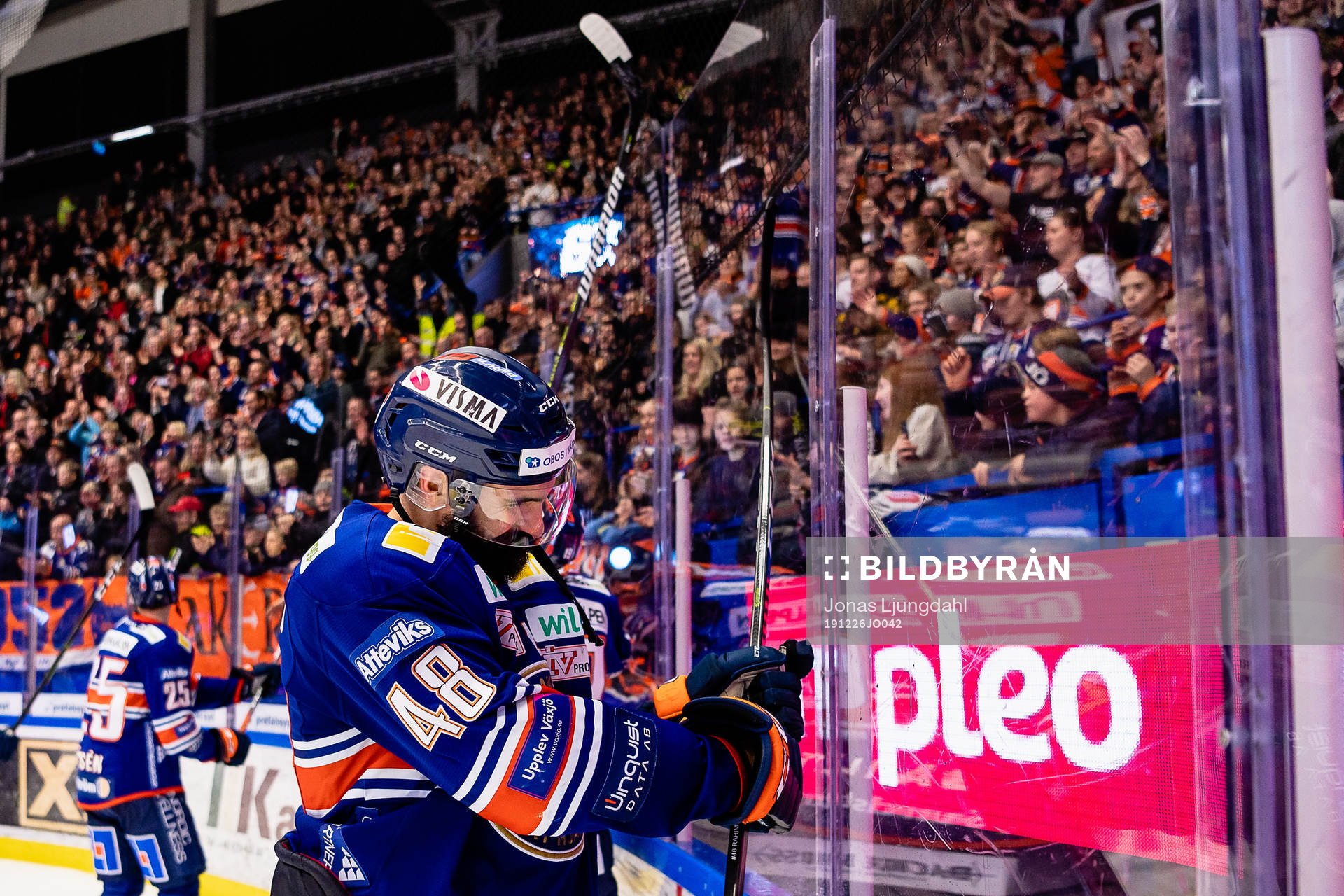 Växjös Daniel Rahimi jublar framför fansen