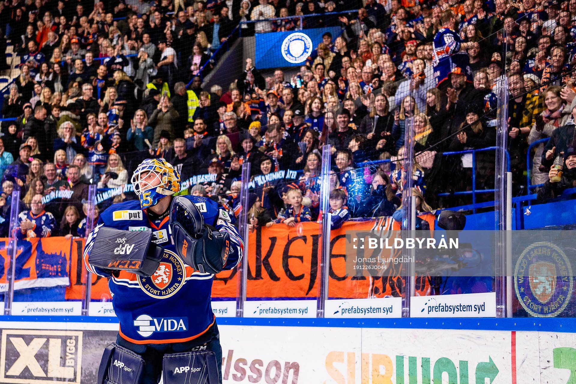 Växjös målvakt Viktor Andrén jublar framför fansen