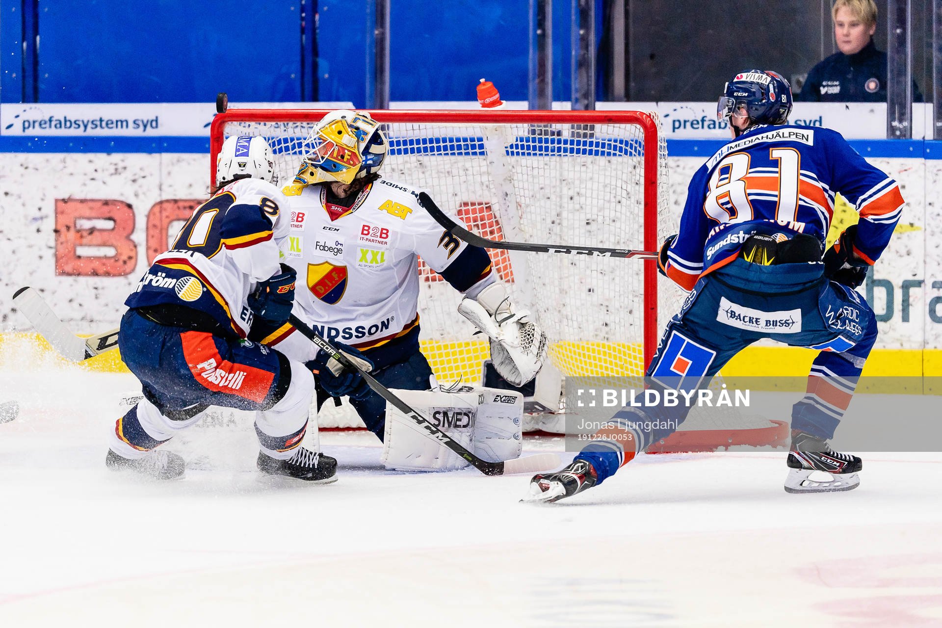 Växjös Fredrik Karlström skjuter ett skott mott