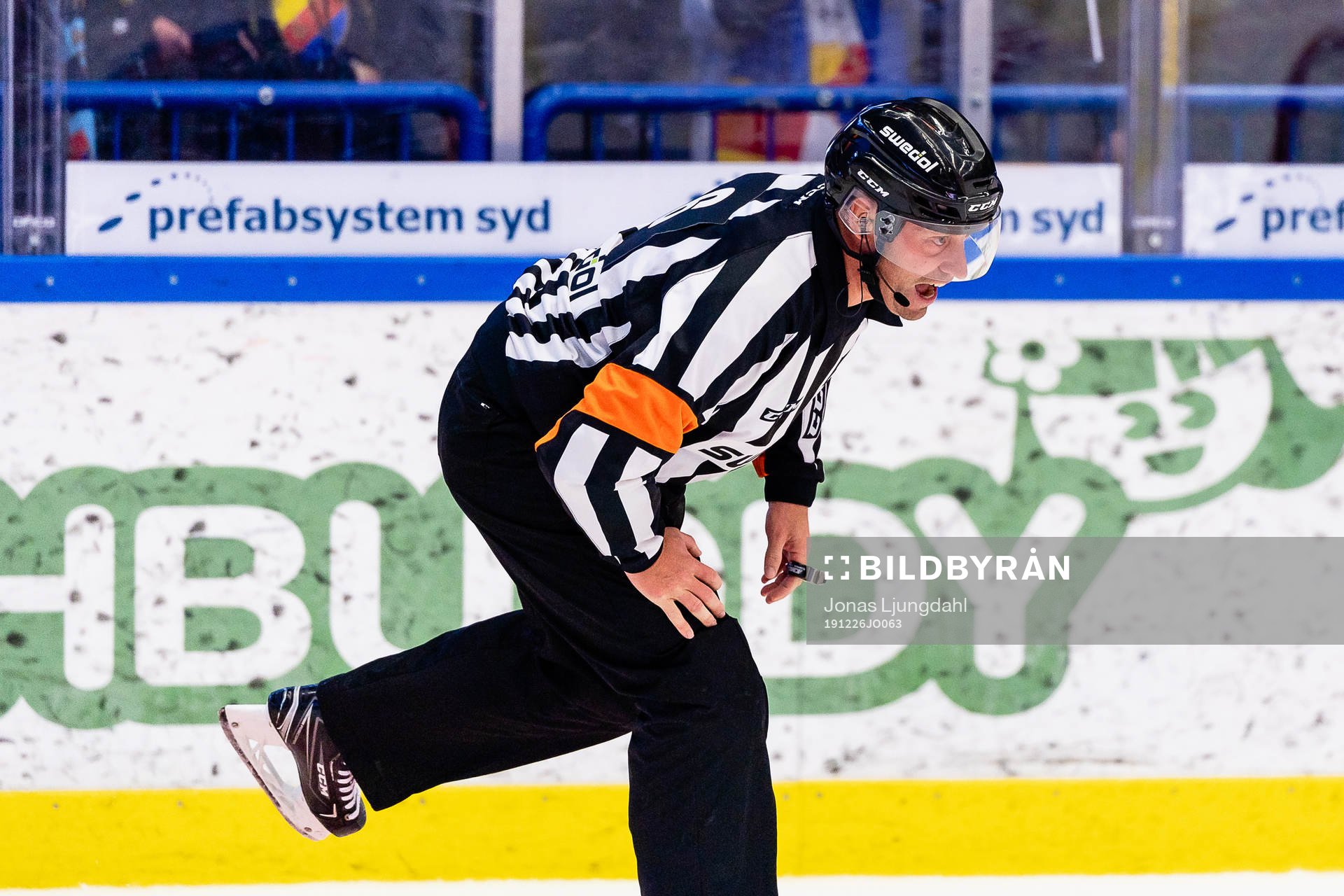 Domare Sören Persson har ont