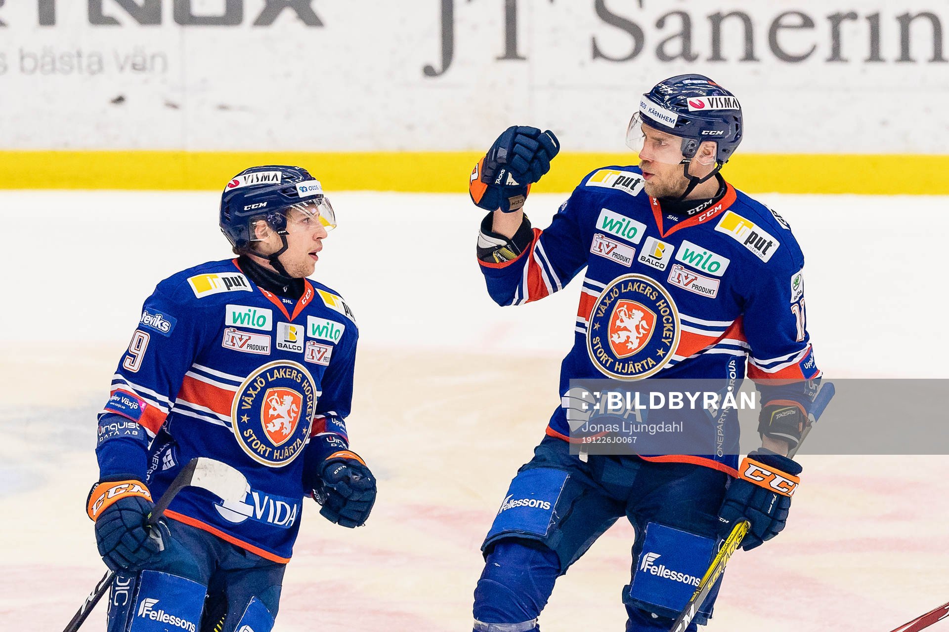 Växjös Marcus Davidsson och Ilari Melart jublar