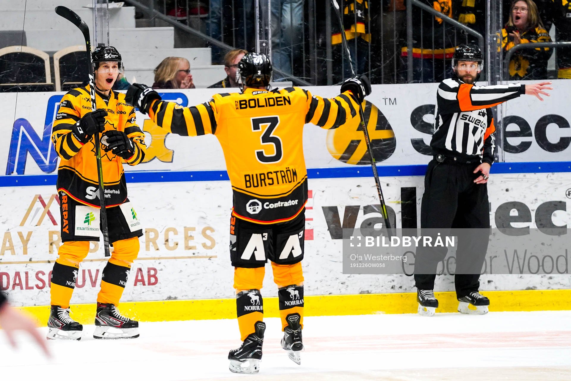Skellefteås Robin Alvarez och Niclas Burström jublar