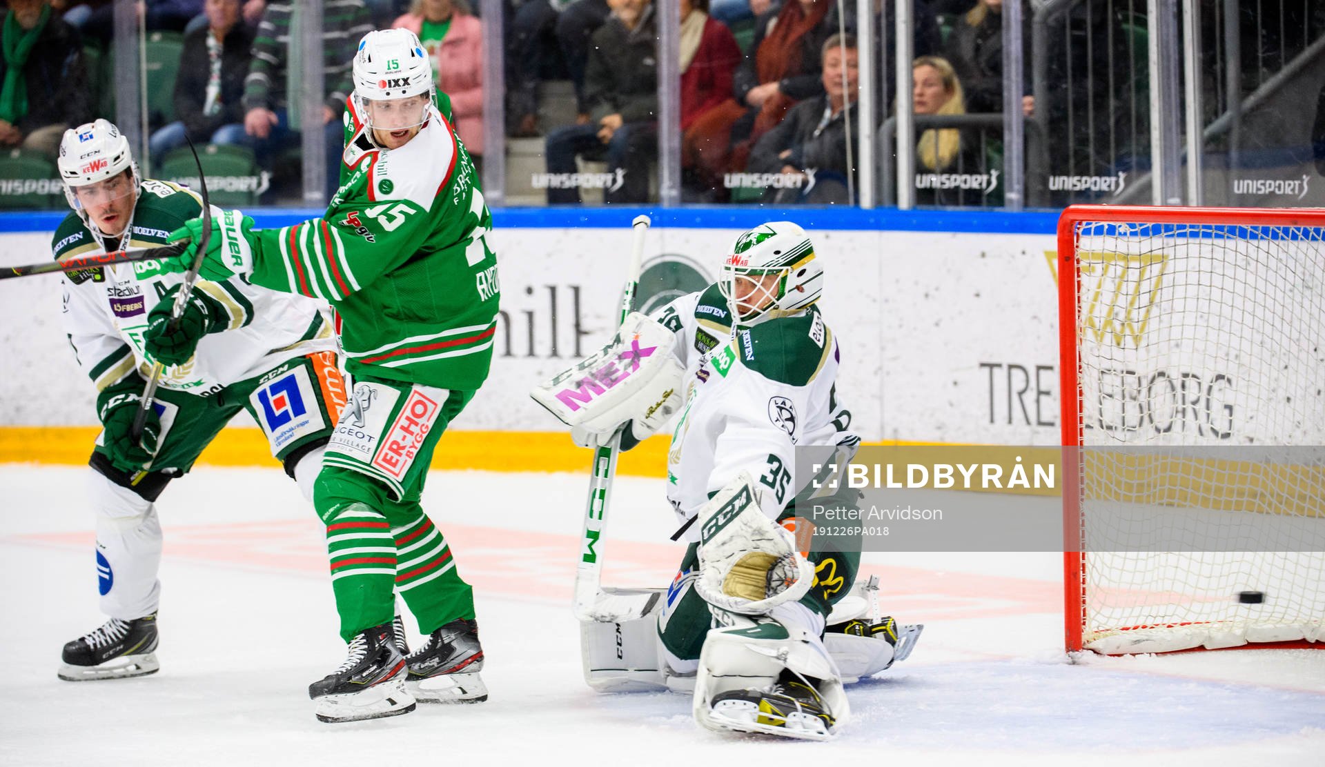 Rögles Simon Ryfors oroar vid Färjestads Sebastian Erixon