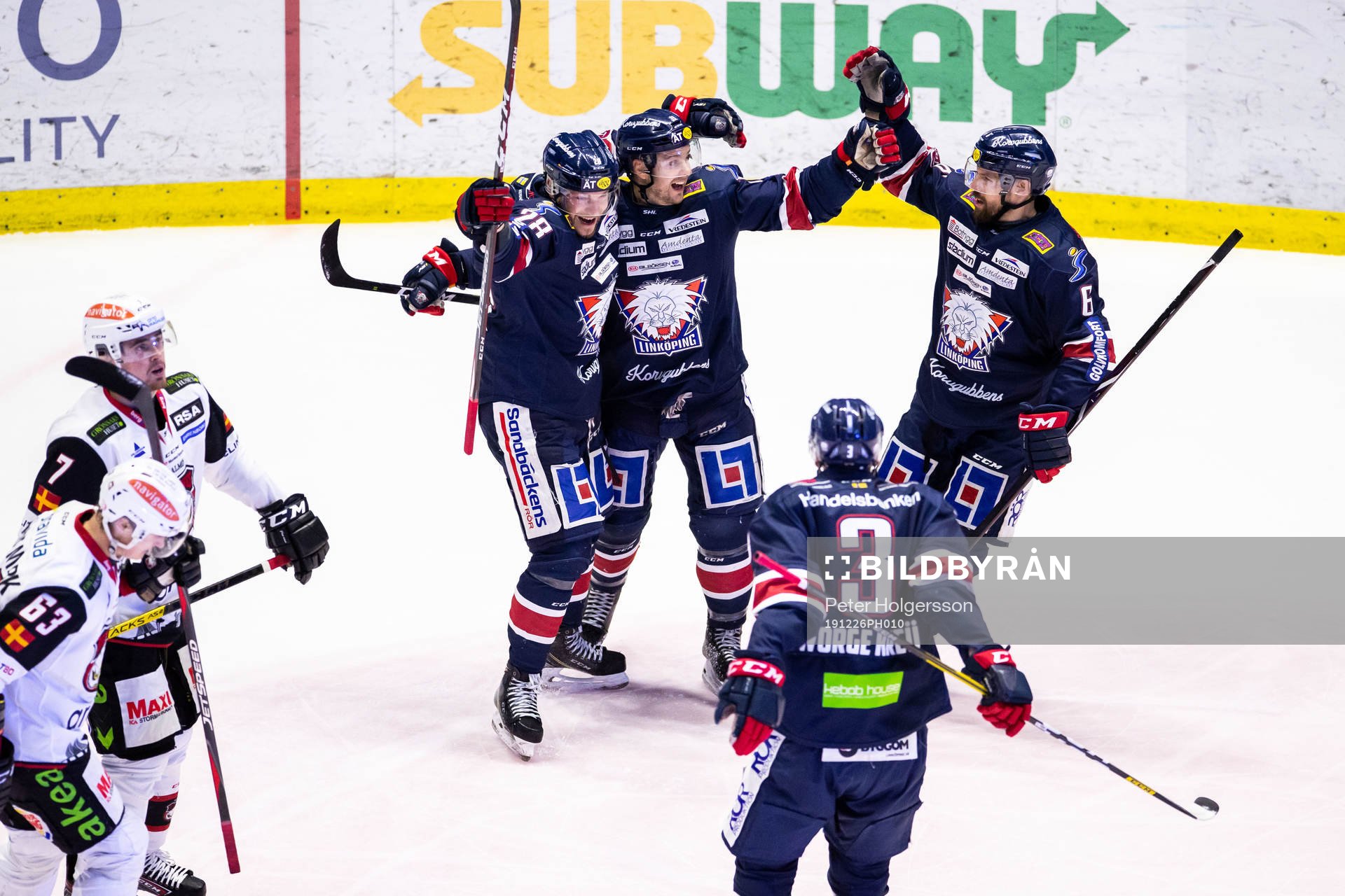 Linköpings Andrew Gordon jublar med lagkamrater