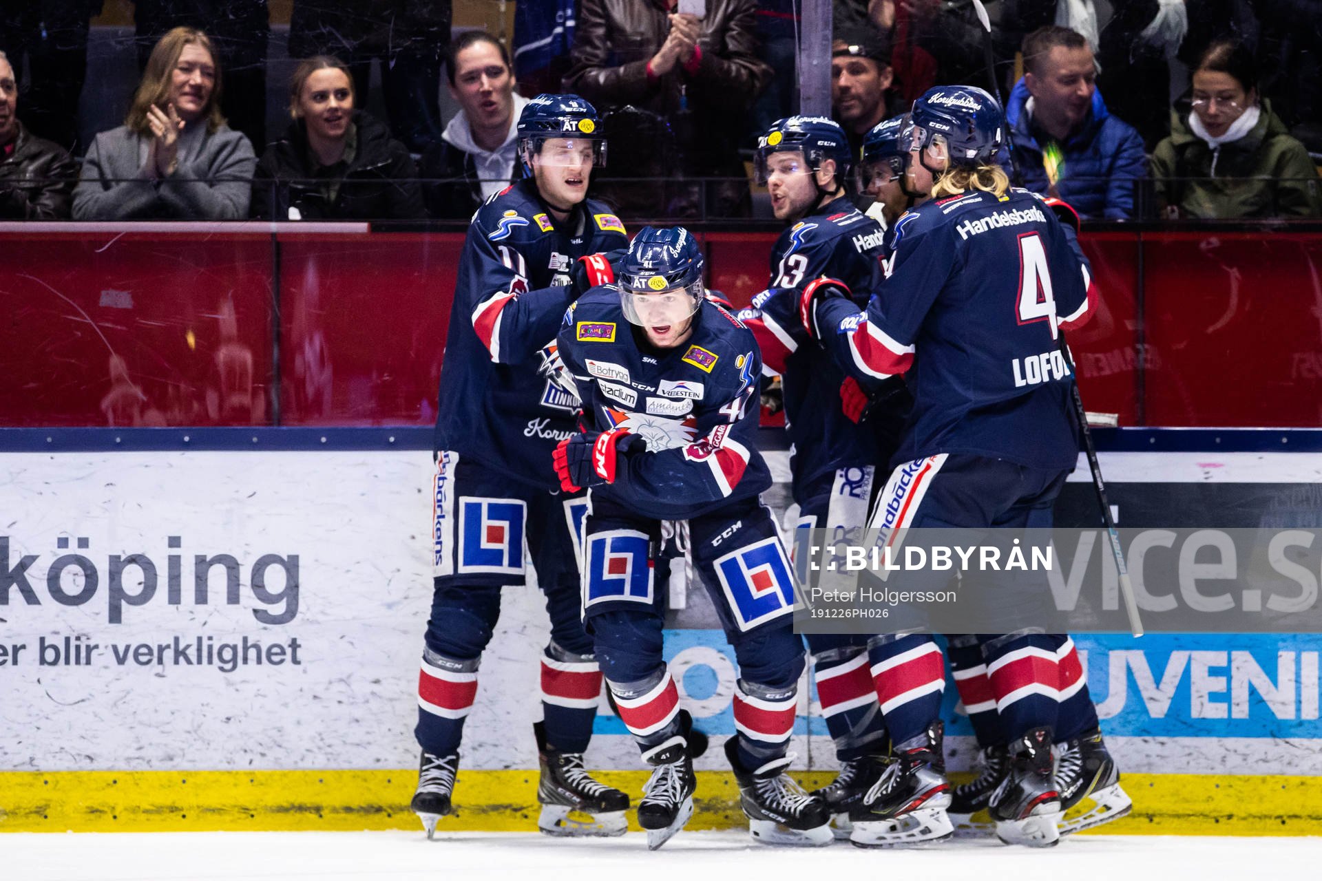 Linköpings Samuel Lofquist jublar med lagkamrater