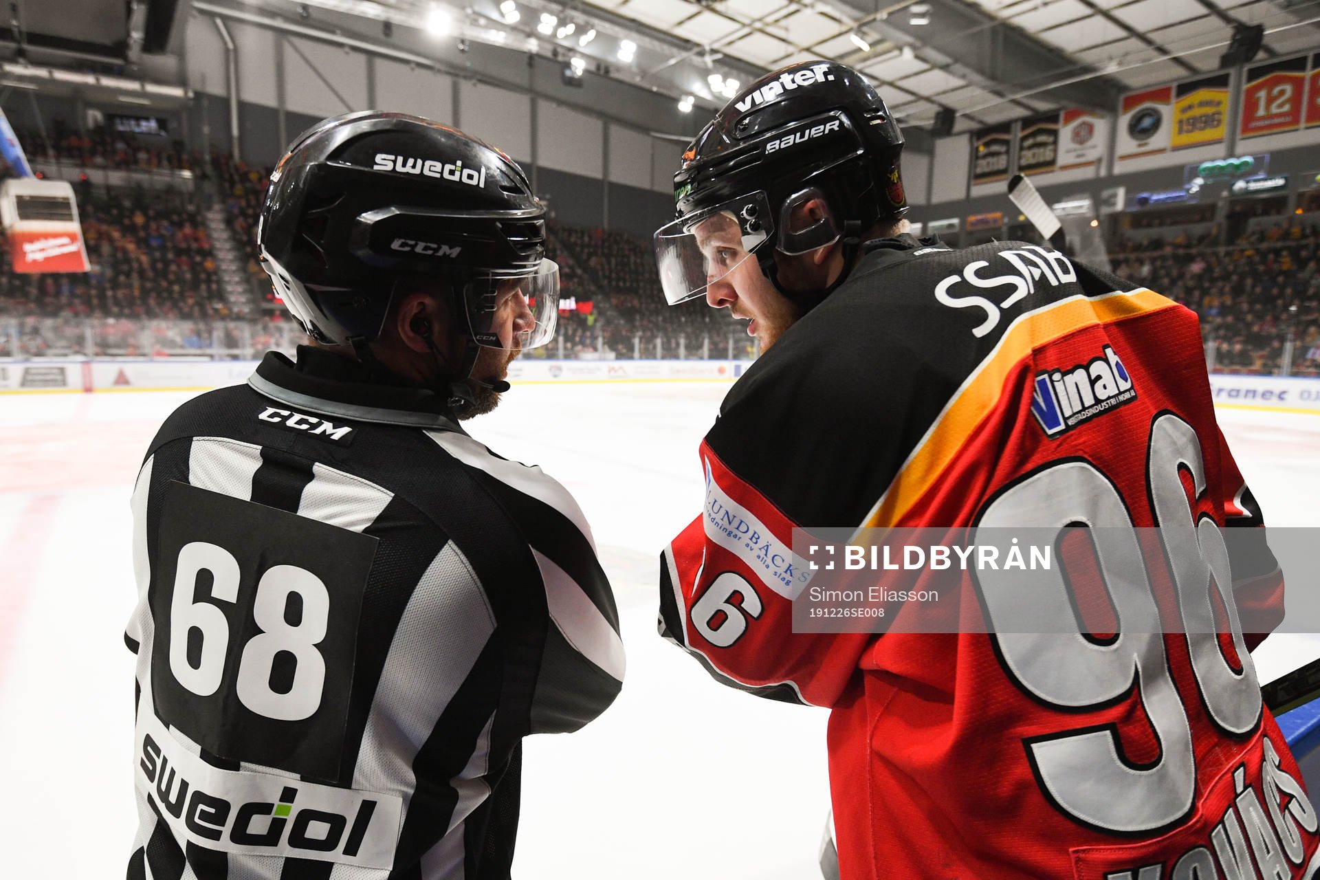 Linjedomare Emil Yletyinen i samtal med Luleås Robin Kovacs