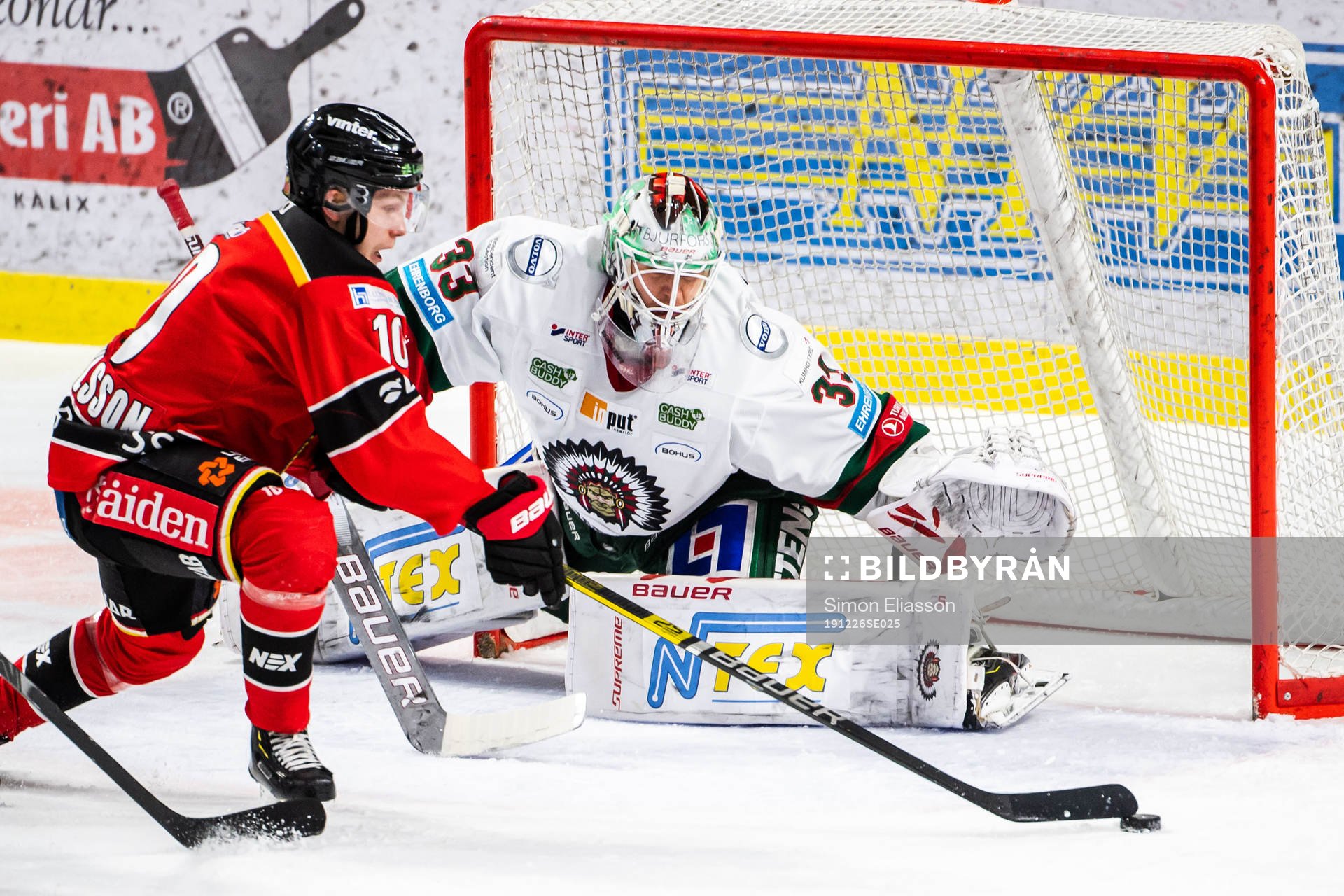 Luleås Einar Emanuelsson och Frölundas målvakt Johan