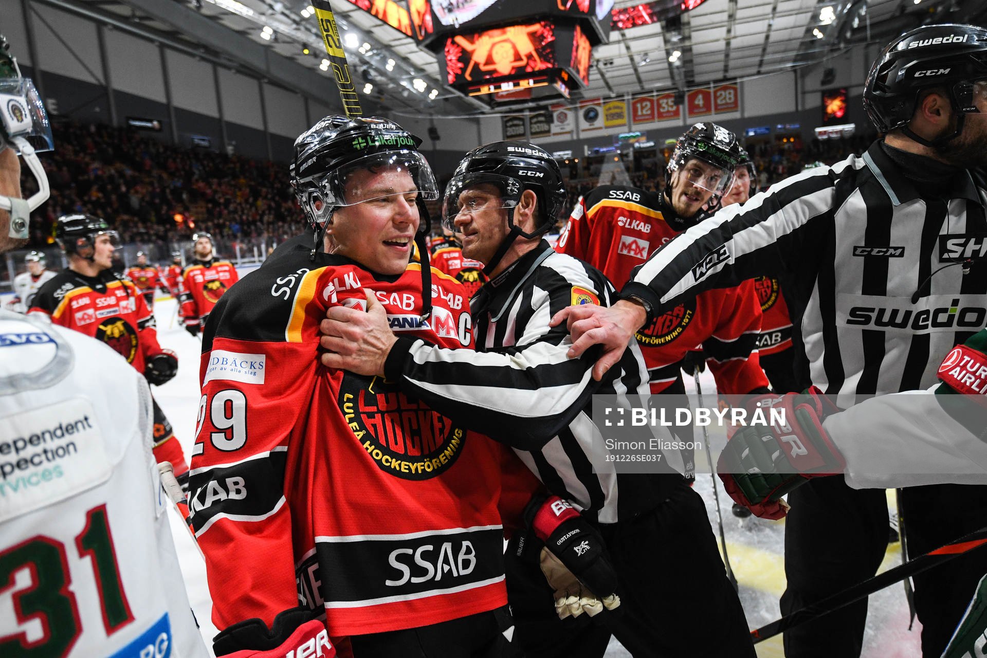 Luleås Erik Gustafsson hålls tillbaka av domaren