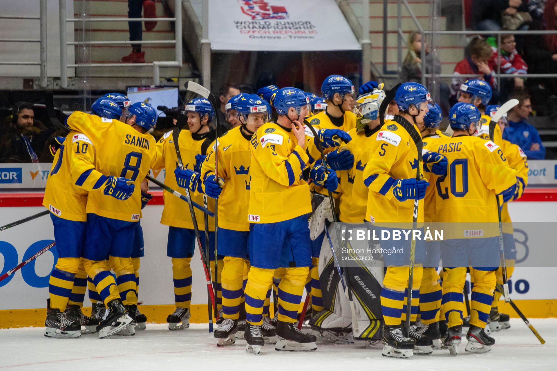 Players of Sweden celebrate the 3-2 goal by Alexander Holtz
