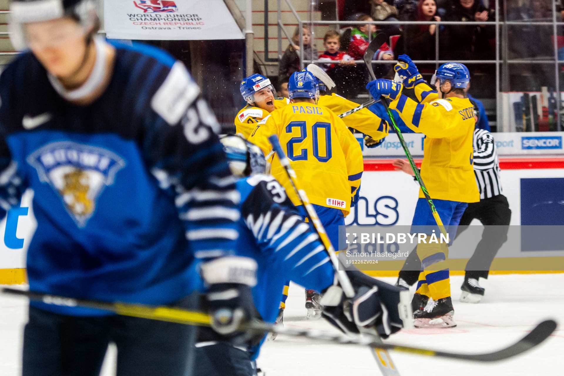 Alexander Holtz of Sweden celebrate with teammates