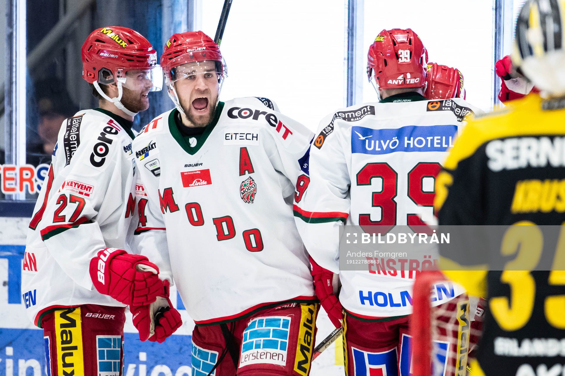 Modos Kalle Jellvert jublar med lagkamrater
