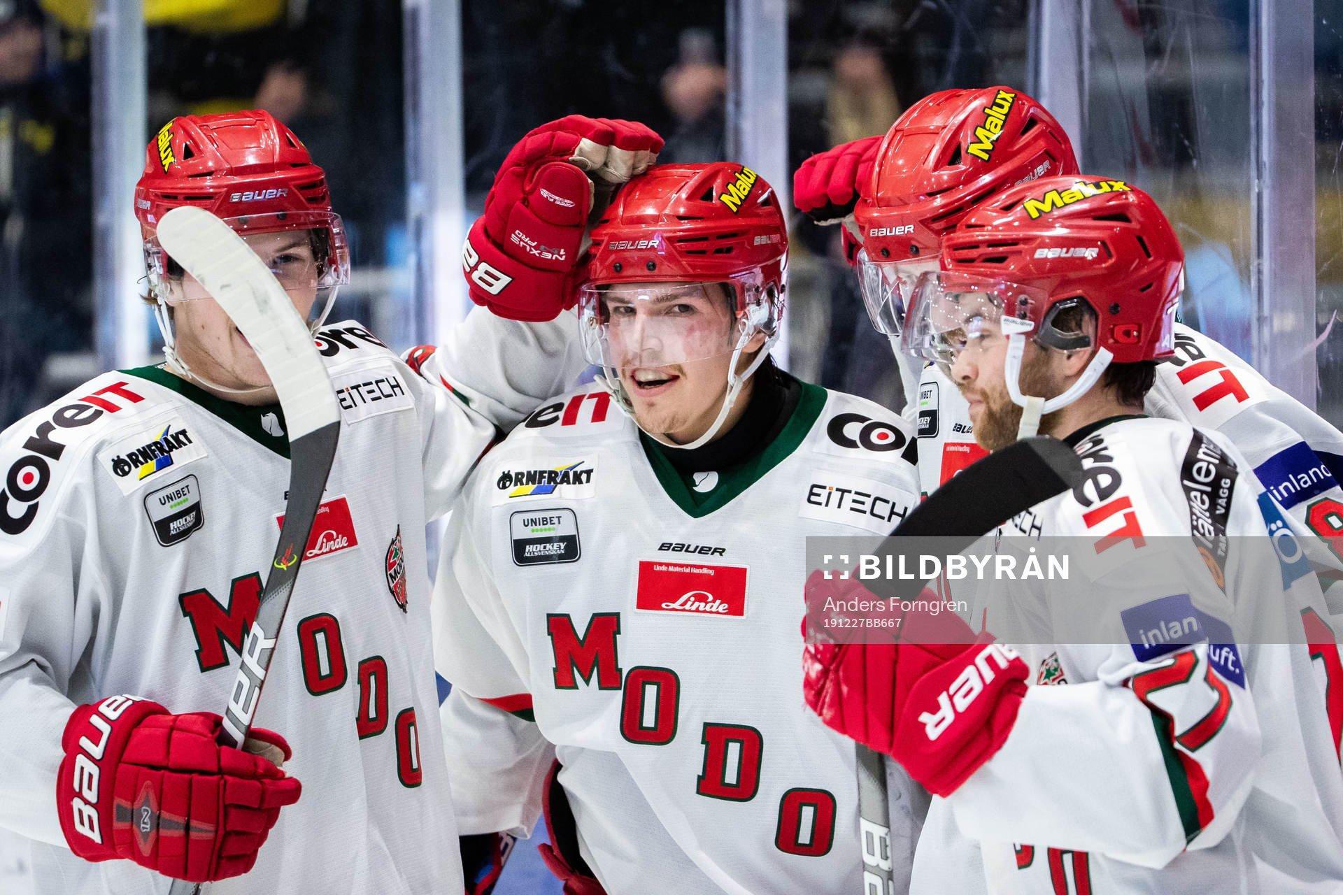 Modos Jonathan Johansson jublar med lagkamrater