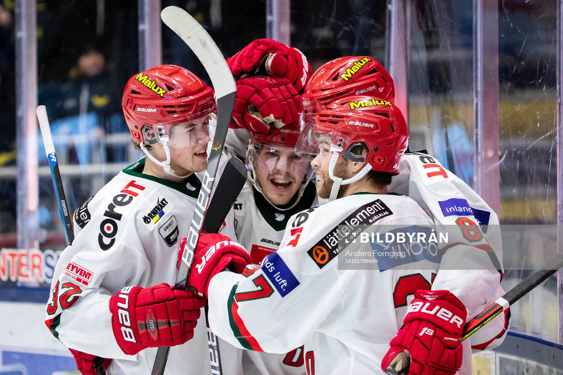 Modos Jonathan Johansson jublar med lagkamrater
