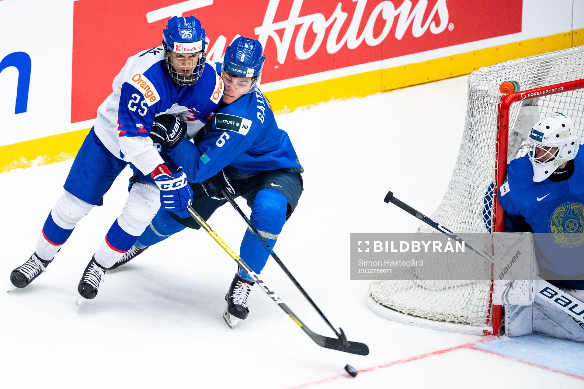 Michal Mrazik of Slovakia and Tamirlan Gaitamirov of