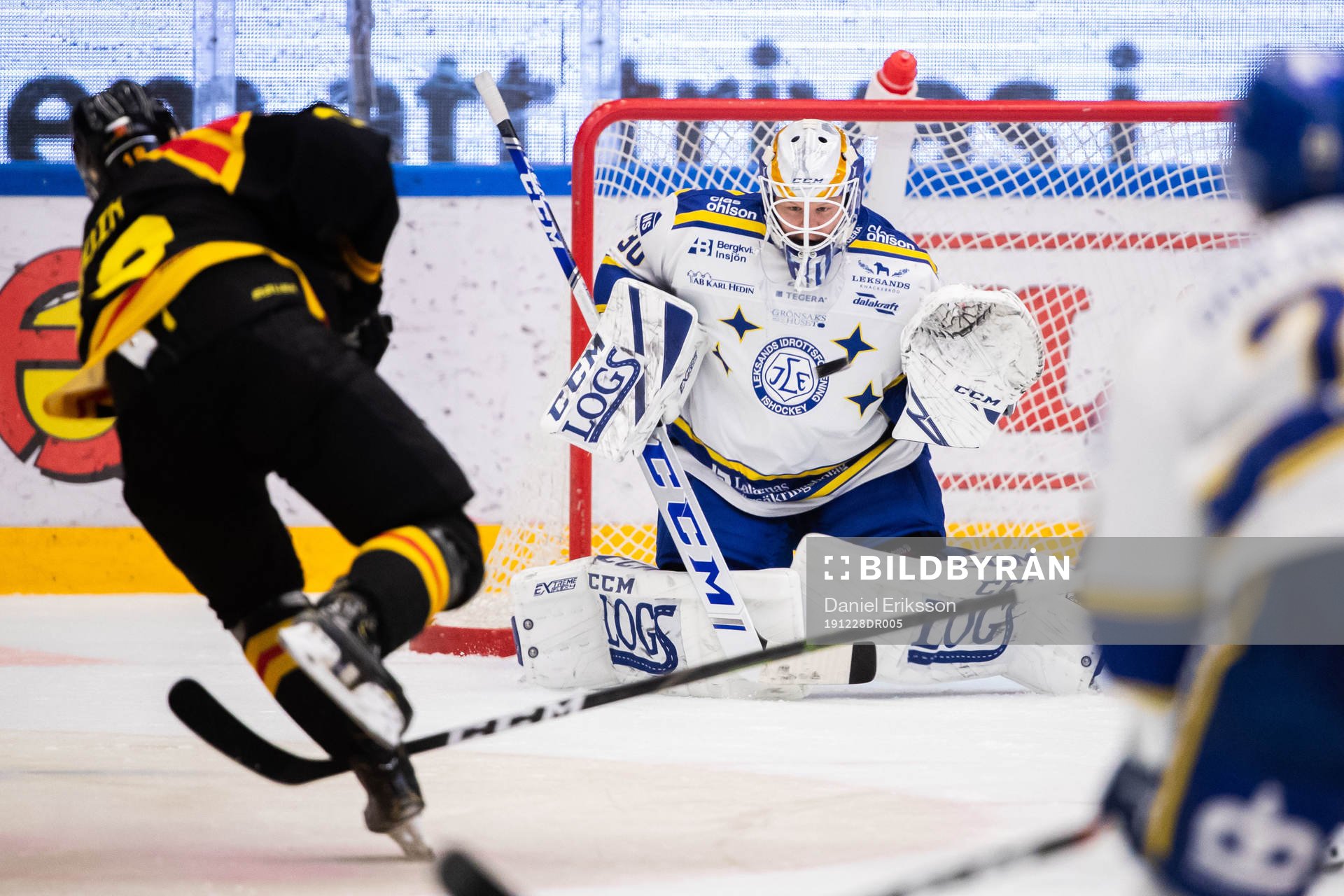 Brynäs Anton Rödin gör 0-1 bakom Leksands målvakt Janne