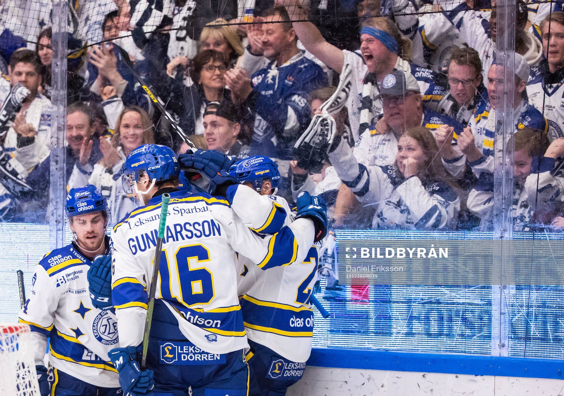 Leksands Patrik Zackrisson jublar med lagkamrater
