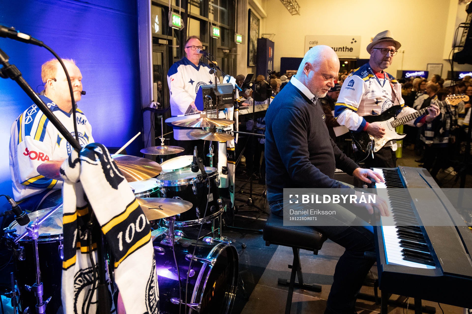 Leksands tränare Roger Melin spelar keyboard innan