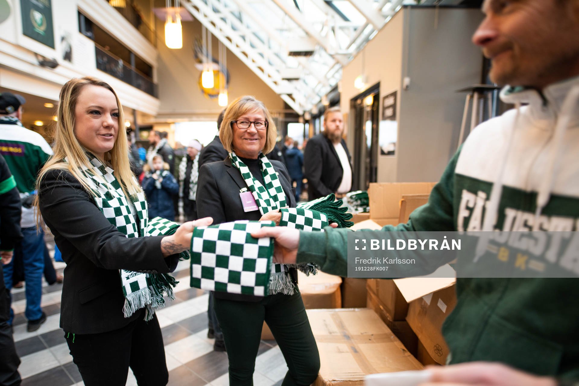 En supporter får en halsduk