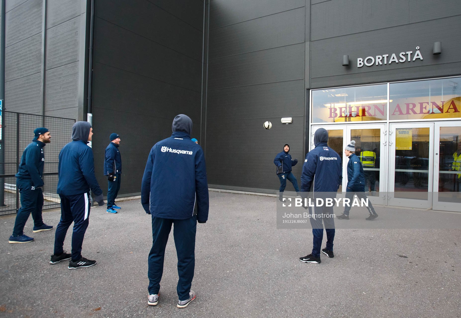 s Axel Holmström och målvakt Jonas Gunnarsson värmer upp