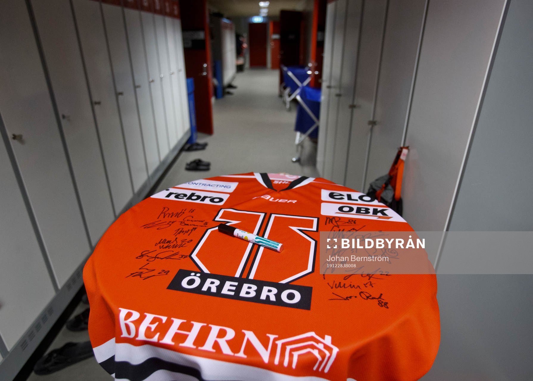 Örebromatchtröja med autografer utanför