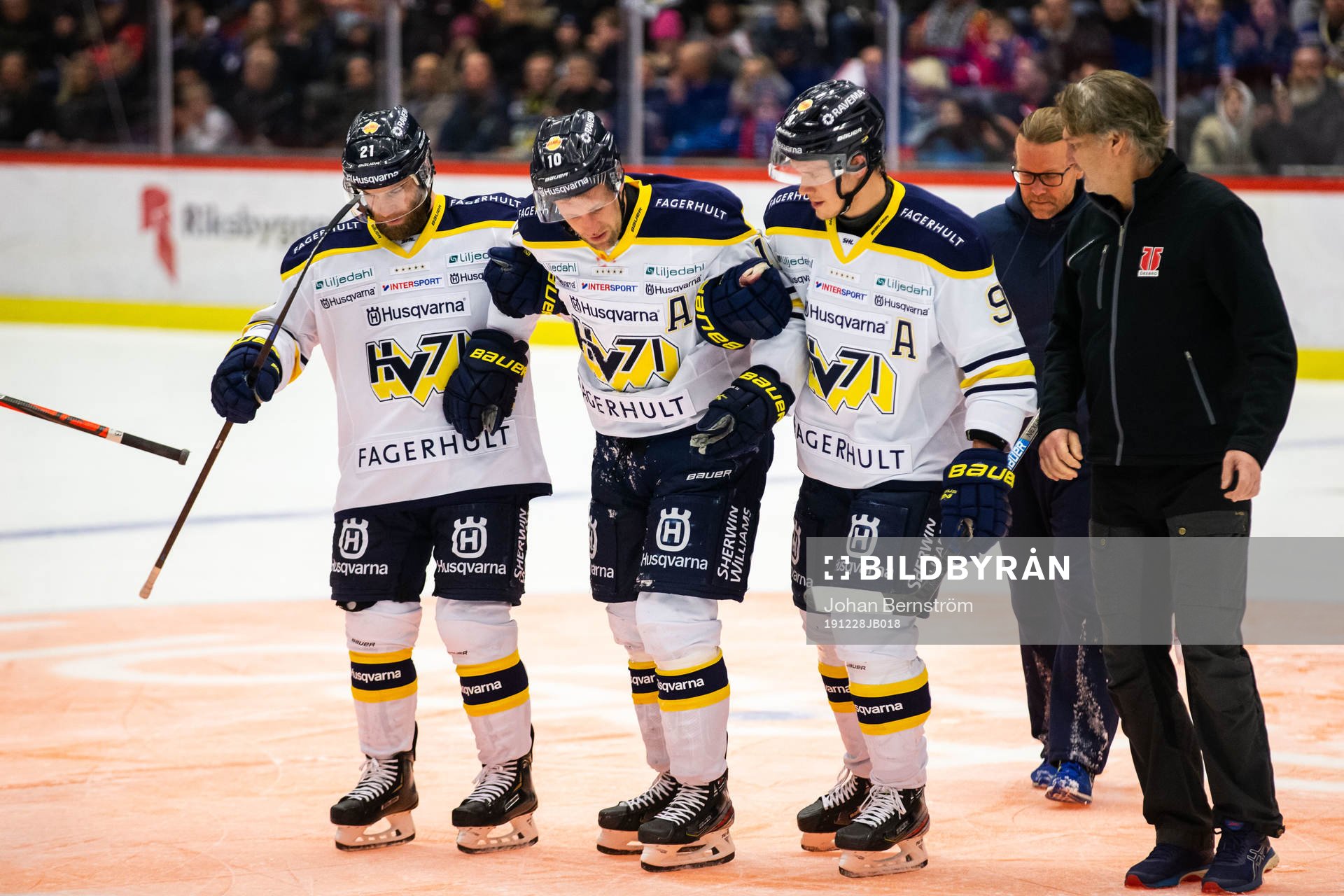 s Martin Thörnberg får hjälp av isen