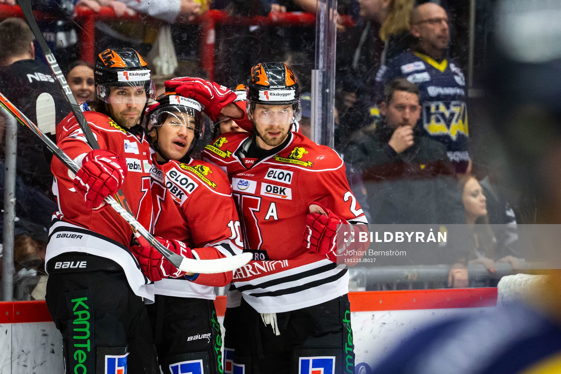 Örebros Shane Harper jublar med lagkamrater
