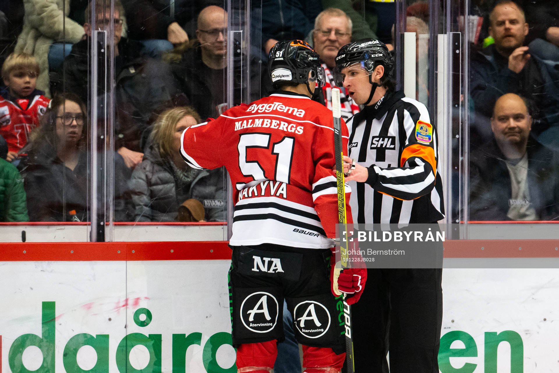 Örebros Kristian Näkyvä i samtal med domare Christoffer