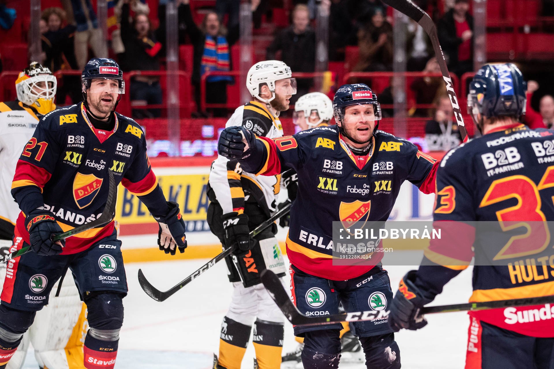 Djurgårdens Patrik Berglund och Niclas Bergfors jublar med