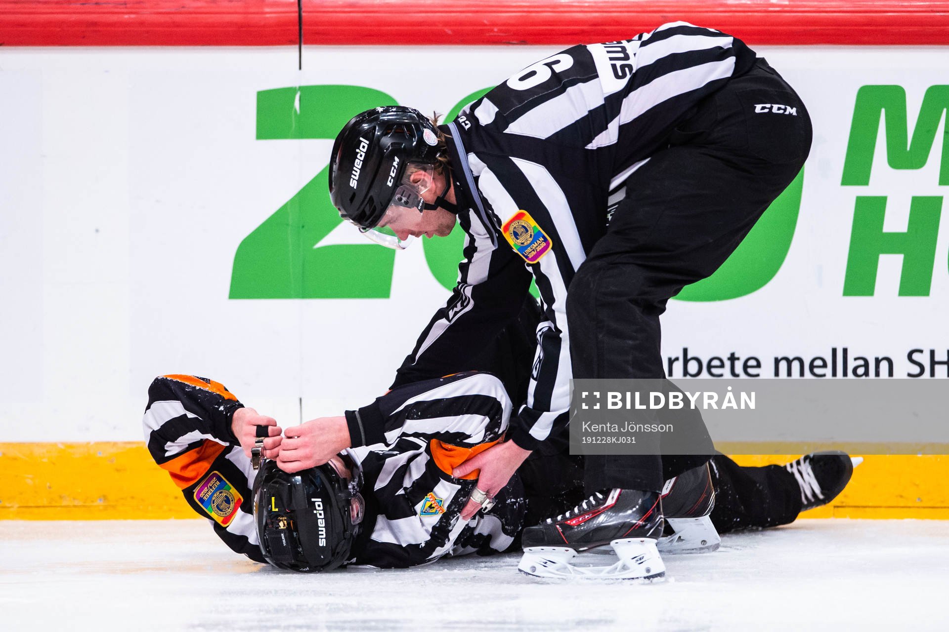 Domare Mikael Andersson har ont