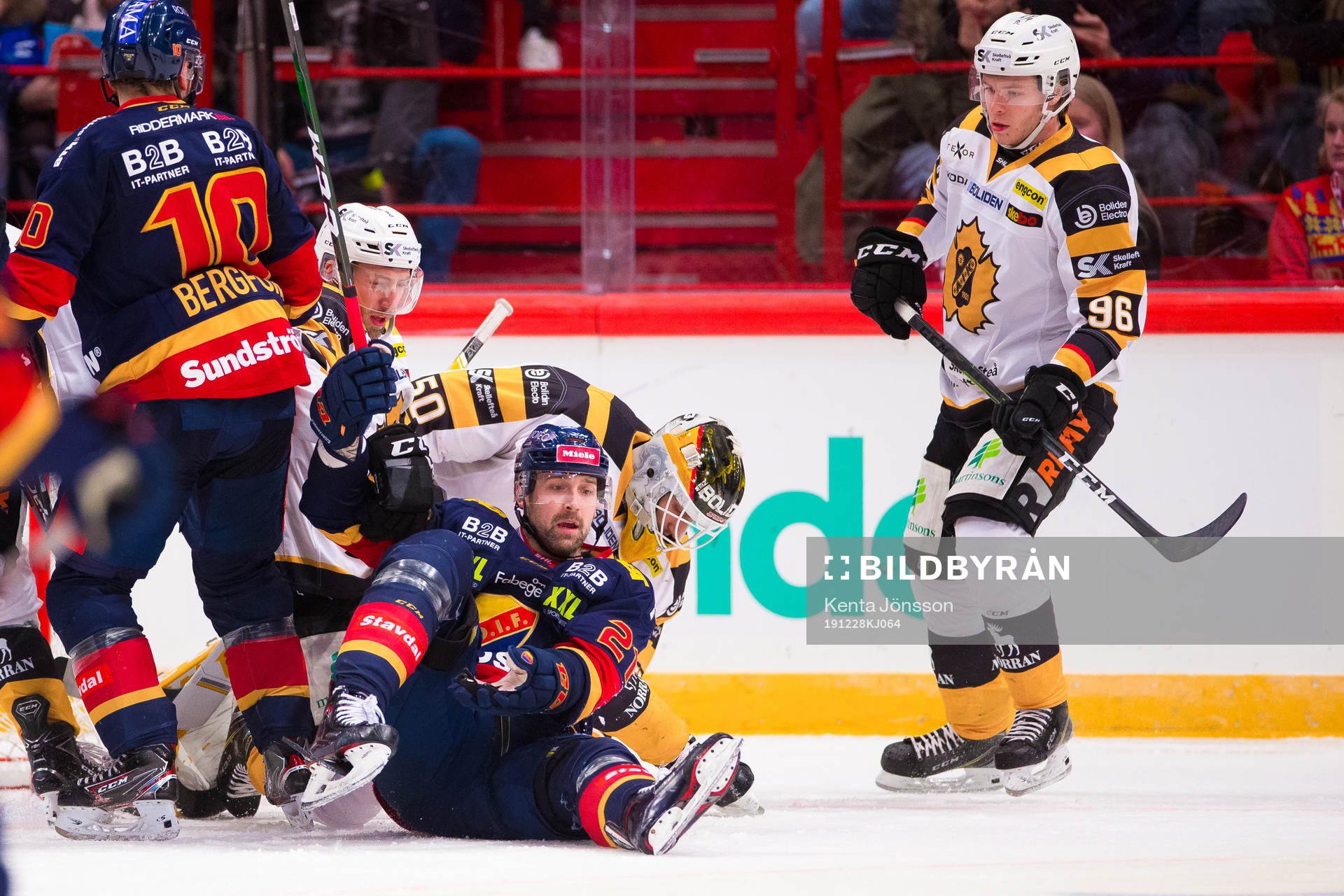 Djurgårdens Patrik Berglund med en skada i kamp om pucken