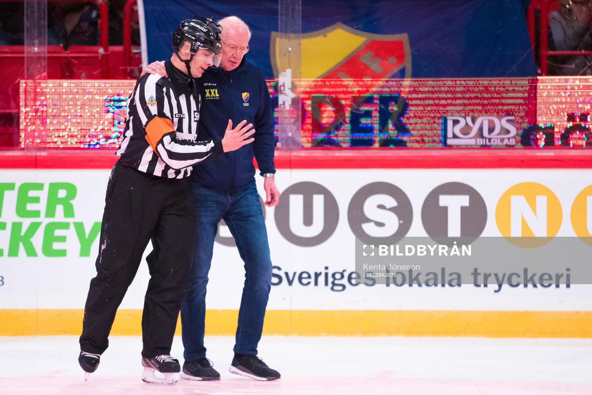 Domare Mikael Andersson får hjälp av Djurgårdens läkare