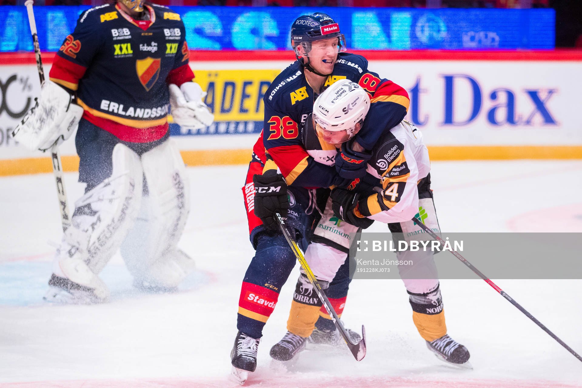 Djurgårdens Olle Alsing i ett bråk med Skellefteås