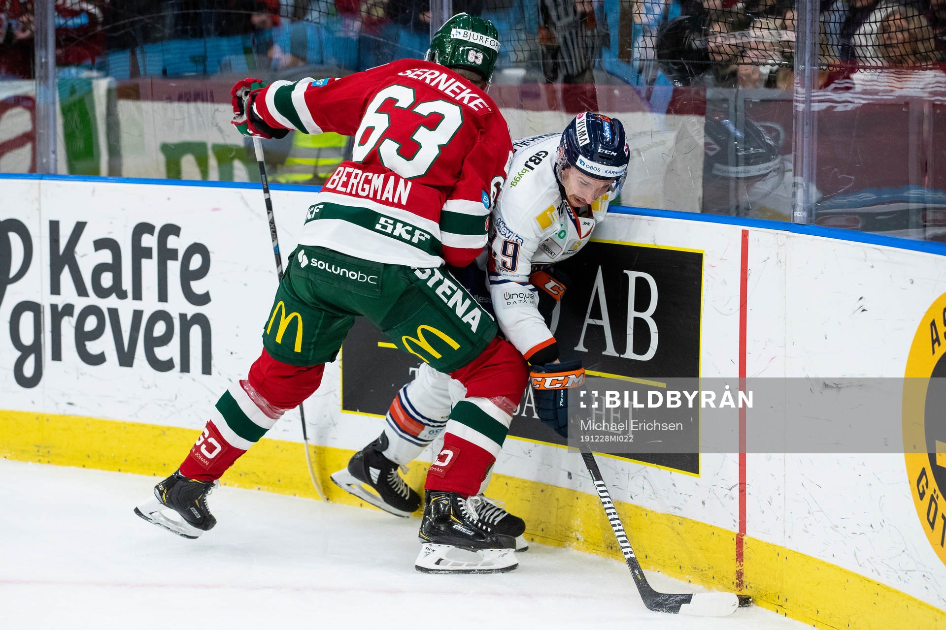 Frölundas Julius Bergman tacklar Växjös Casey Bailey