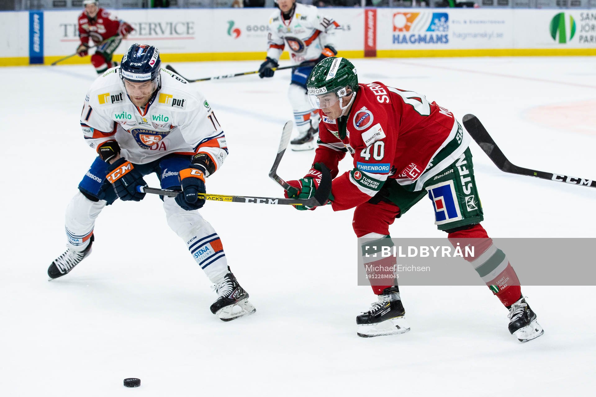 Växjös Ilari Melart  och Frölundas Joel Mustonen