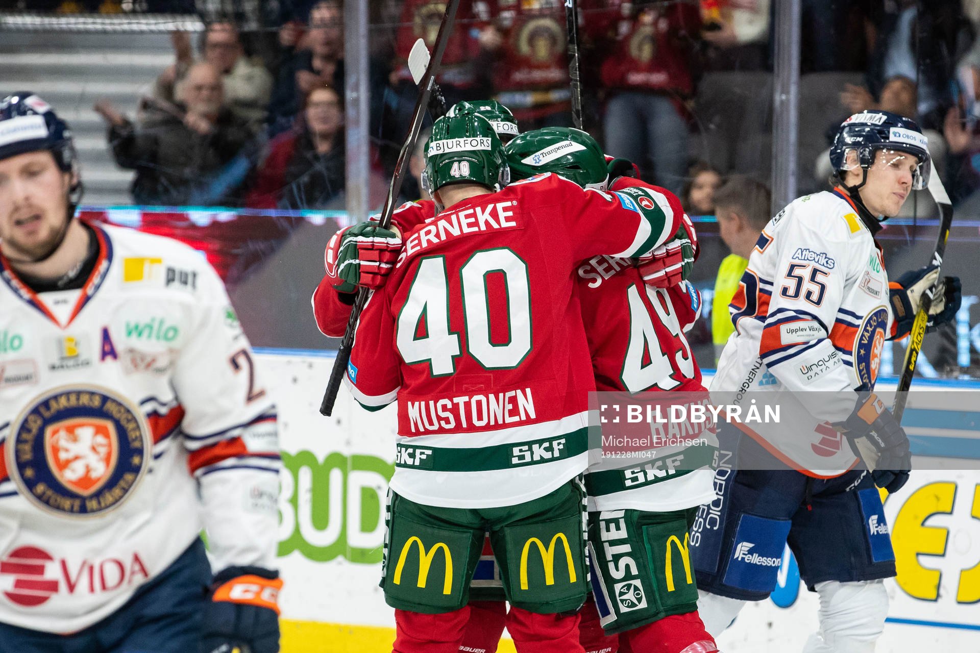 Frölundas Rhett Rakhshani jublar med lagkamrater