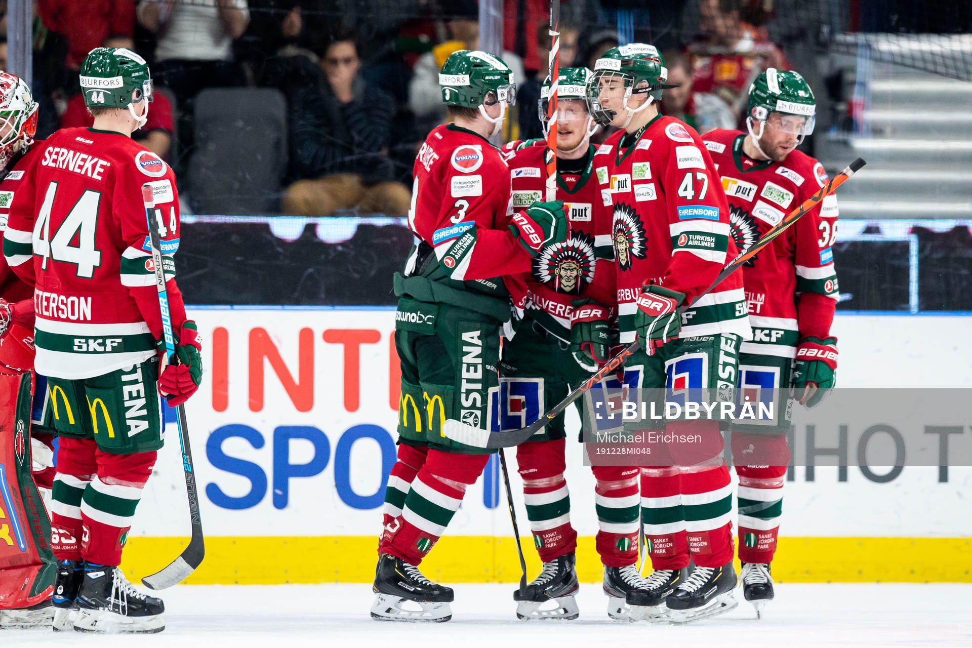 Frölundas Simon Hjalmarsson jublar med lagkamrater
