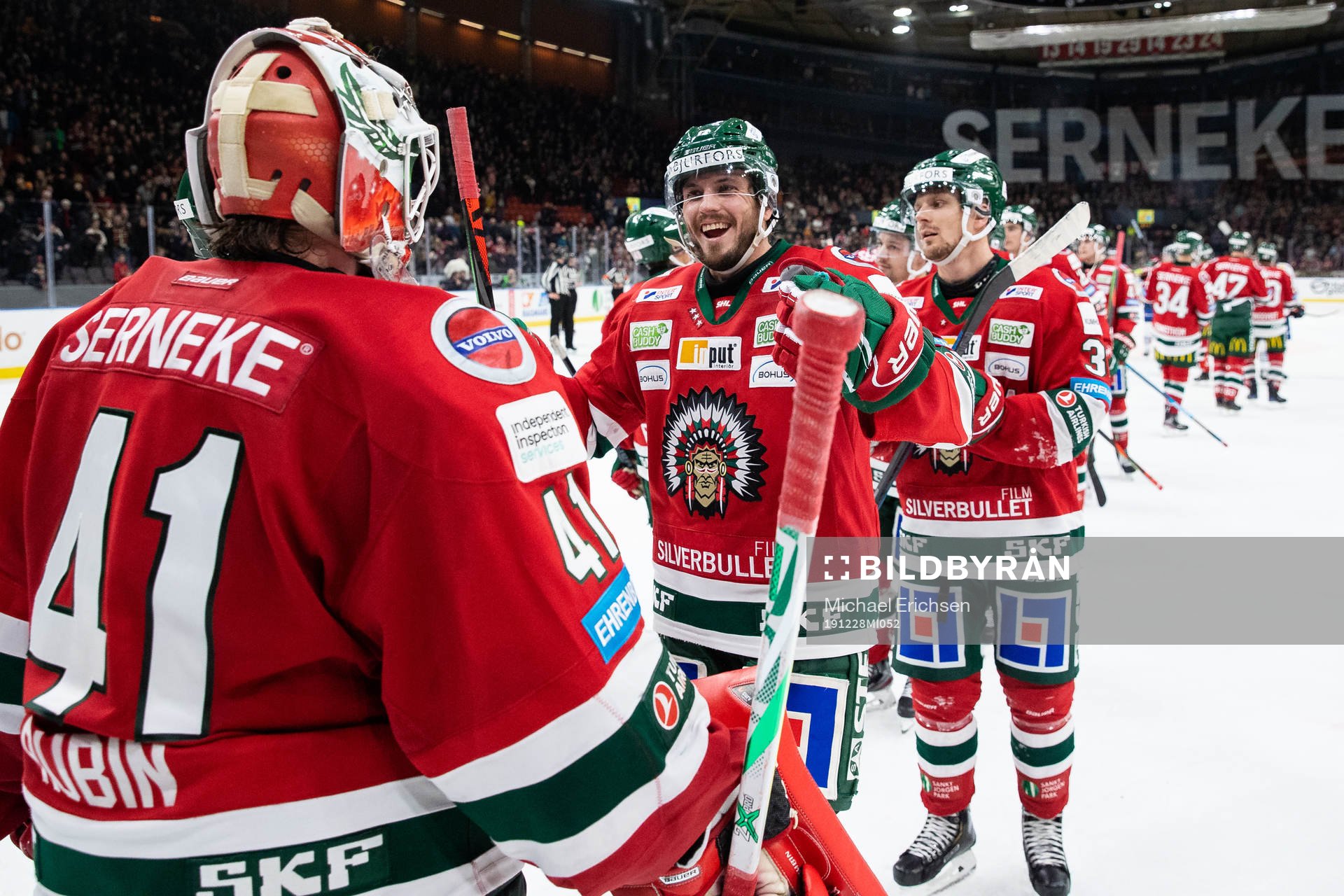 Frölundas målvakt Niklas Rubin jublar med Sebastian