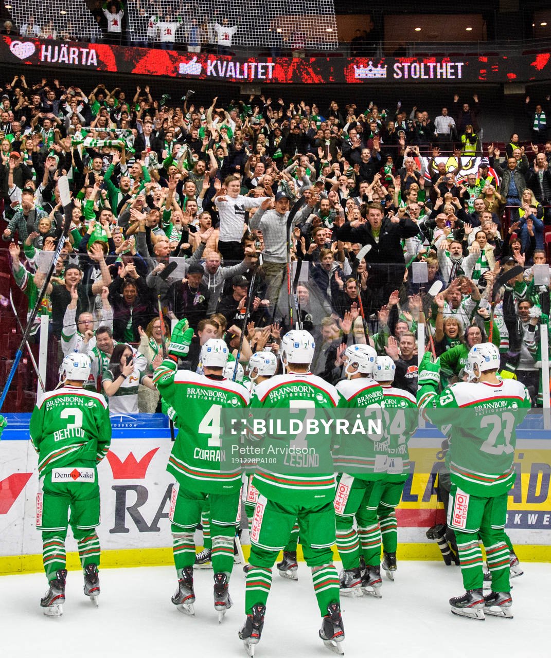 Rögles spelare jublar med supportrarna