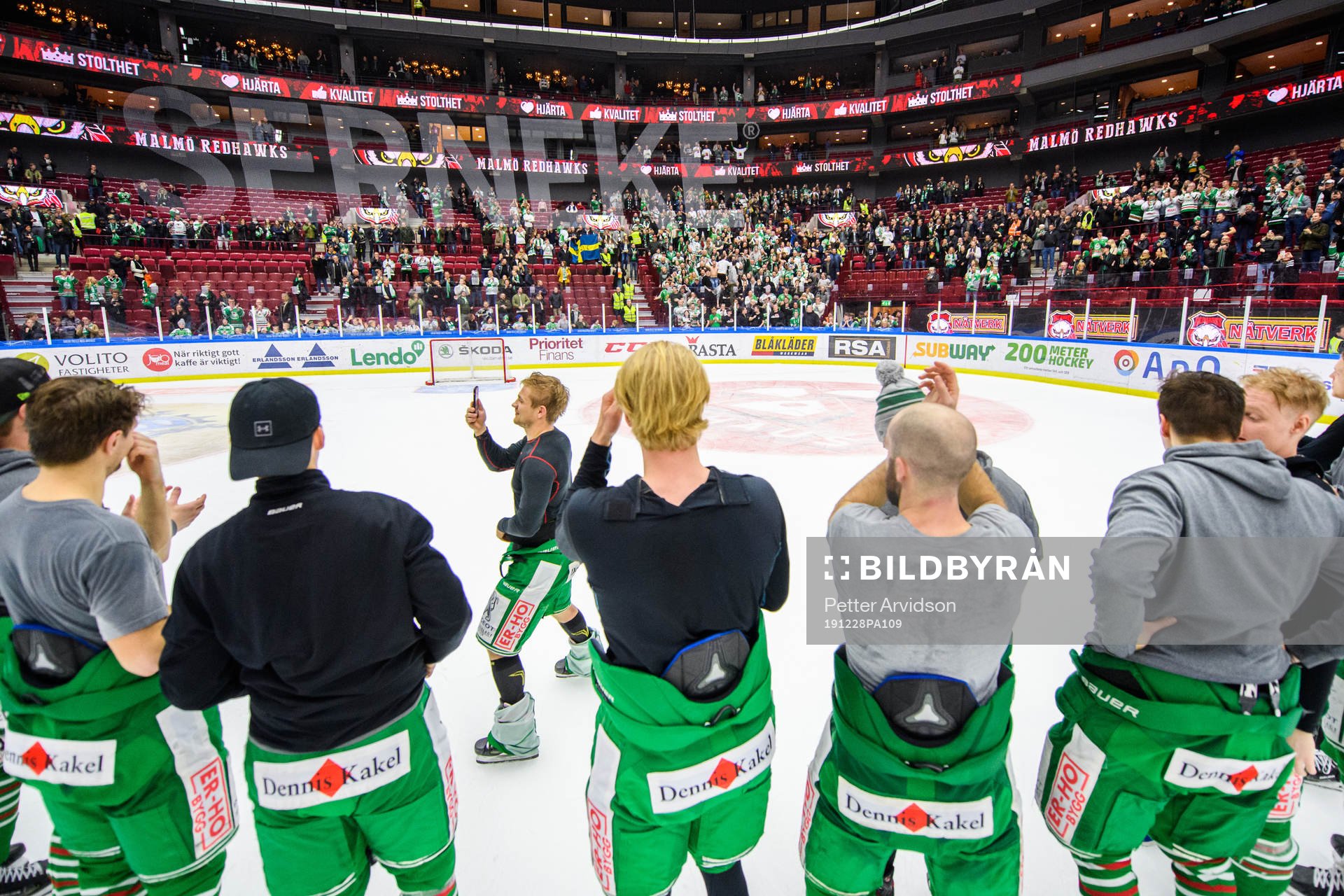 Rögles spelare jublar med supportrarna