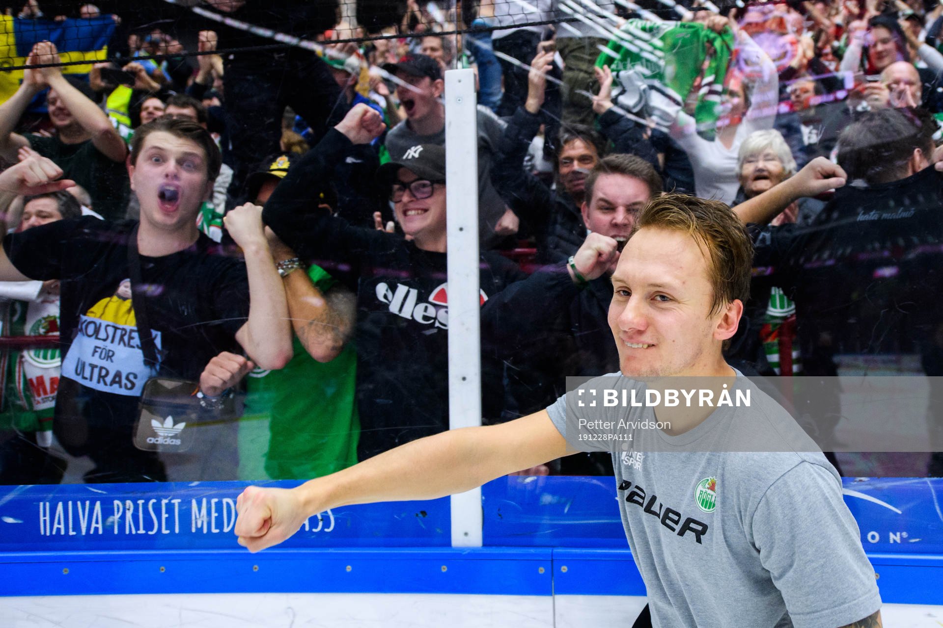 Rögles Daniel Bertov jublar med supportrarna