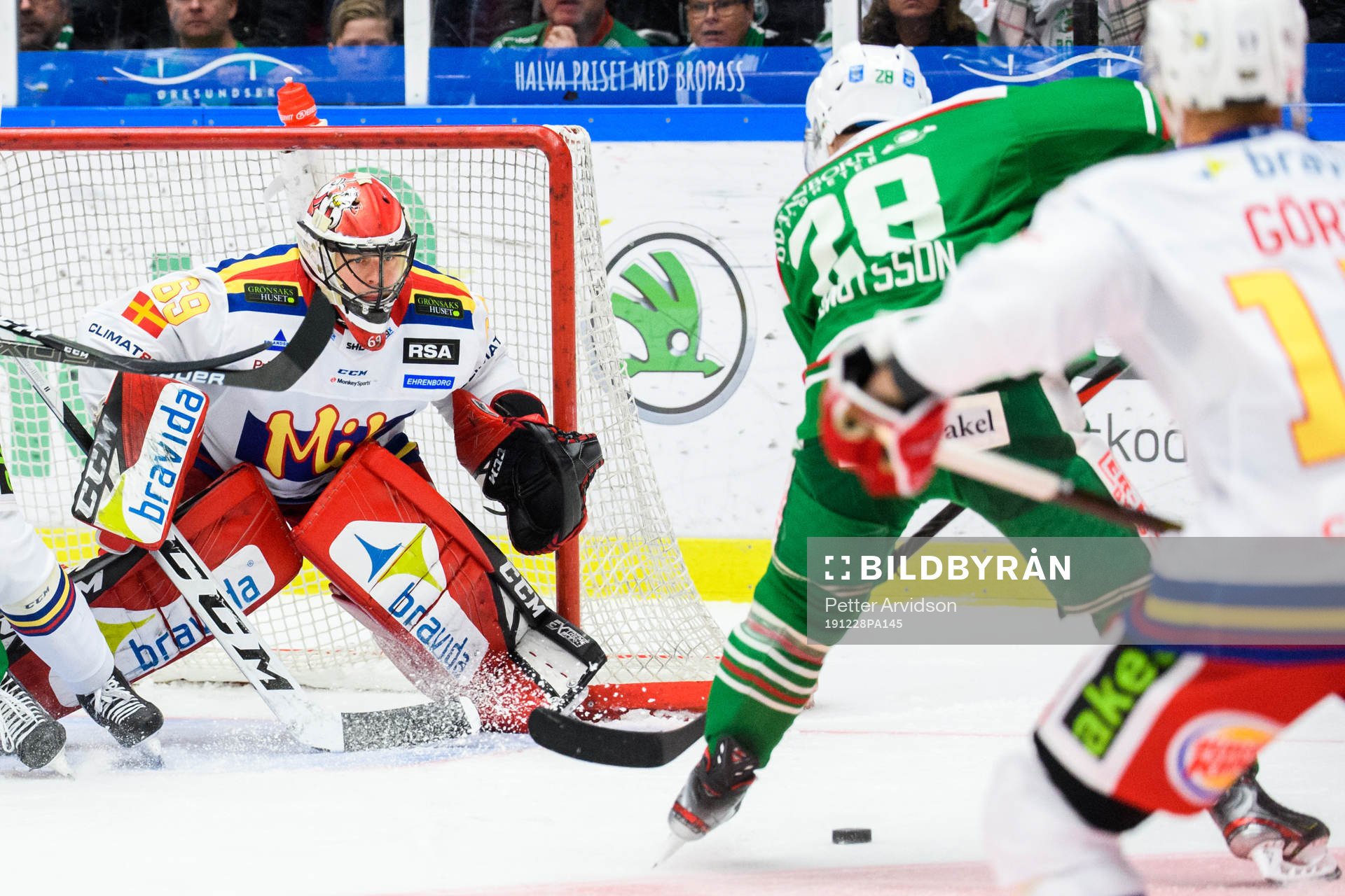 Rögles Anton Bengtsson oroar mot Malmö Redhawks målvakt