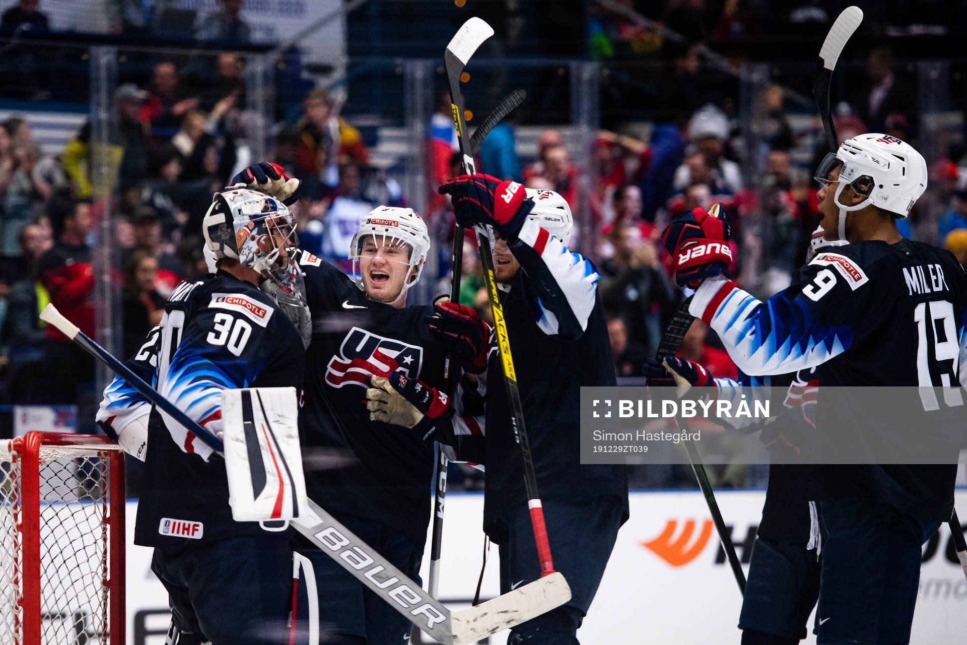 Players of USA celebrate with goalkeeper Spencer Knight