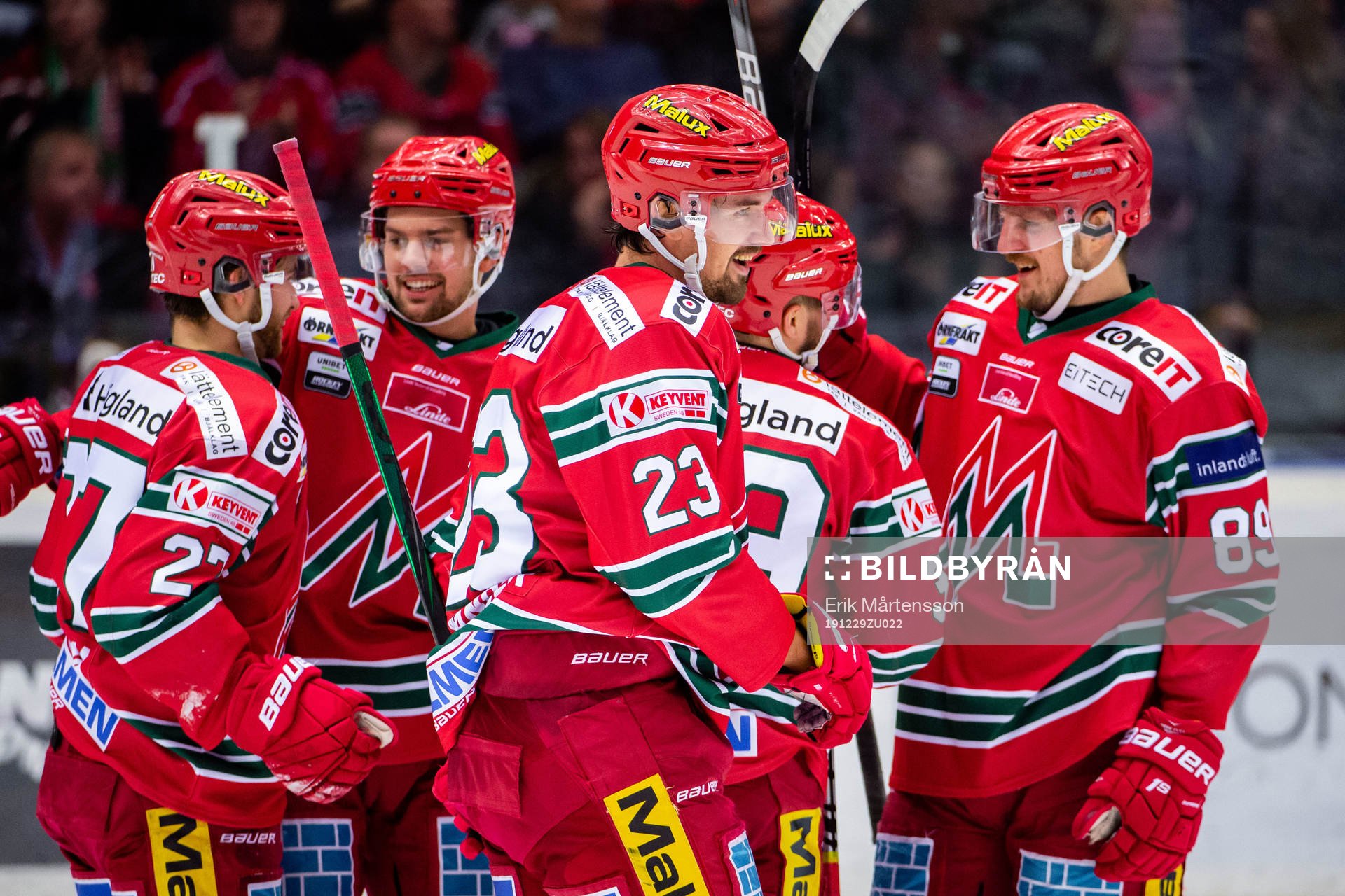Modos Daniel Sylwander jublar med lagkamrater