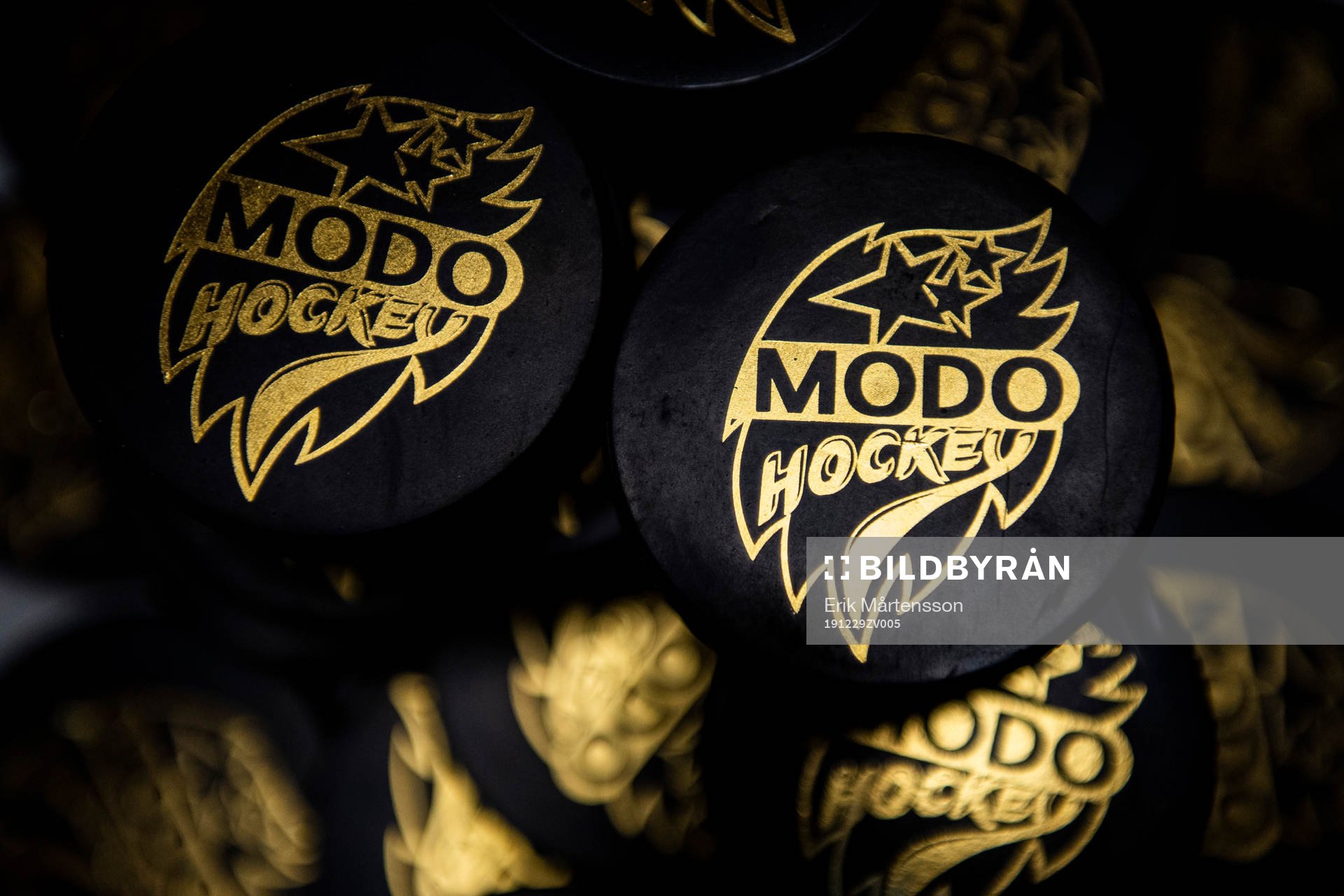 Puckar med Modos logotyp