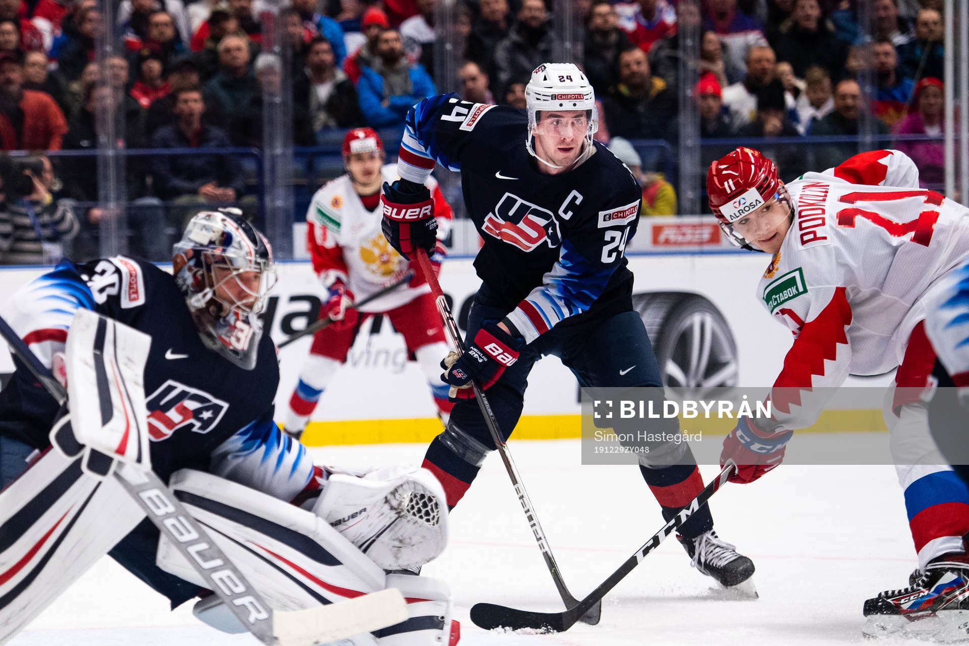 Goalkeeper Spencer Knight, Mattias Samuelsson of USA and